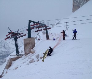 Viene aiutato per liberarsi ...